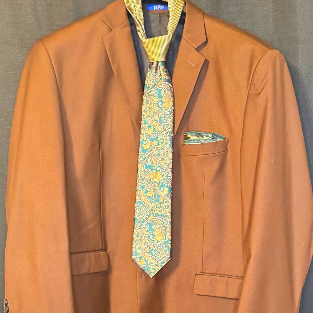 Felipe Suit
Size: Jacket 52R/W46R 
Pant W46R Length:29
Color:Brown
Tie Pastel